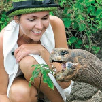 Анастасия кормит черепаху