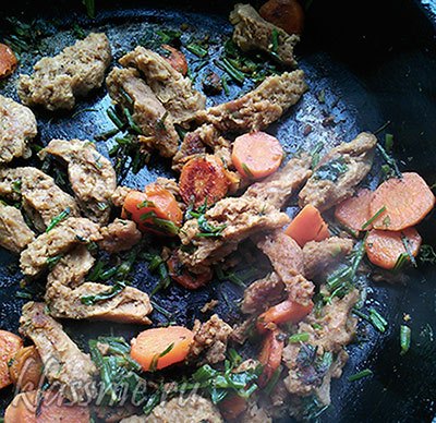 Жареное соевое мясо с морковью и зеленью