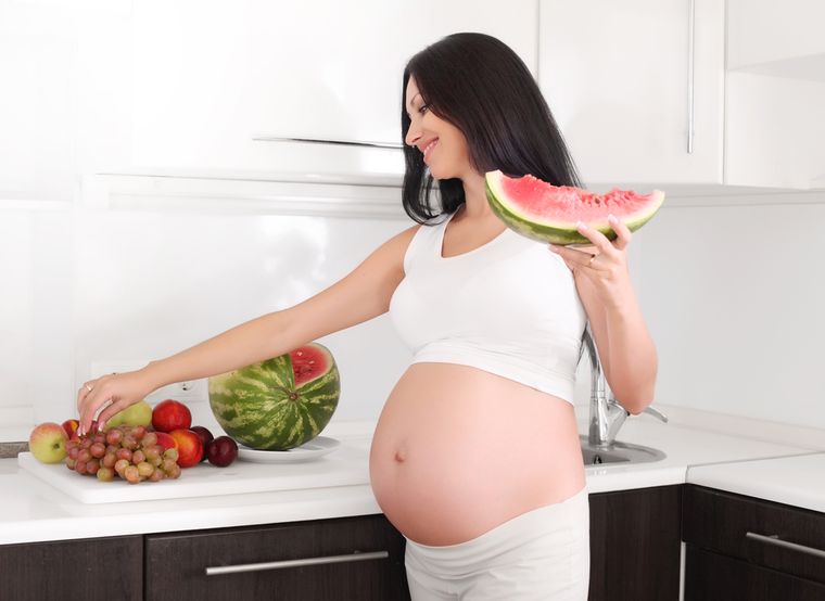 беременная женщина с арбузом