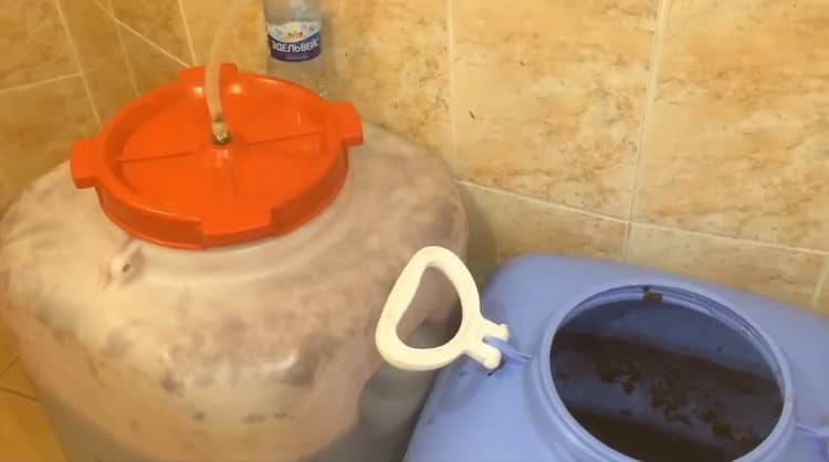 Подготовьте тару для приготовления чачи из виноградных выжимок в домашних условиях