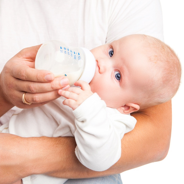 От икоты можно избавиться, если дать ребенку попить немного воды или молока 