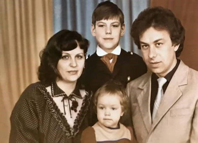 Дмитрий Дюжев с семьей