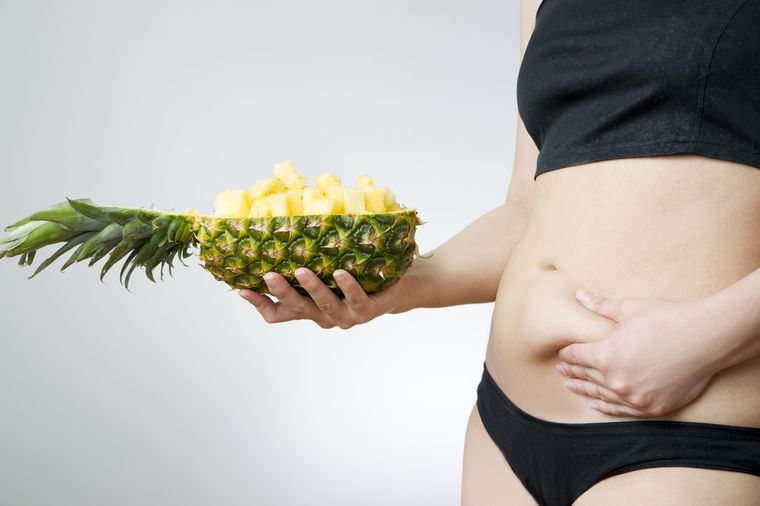 девушка ест ананас чтобы похудеть