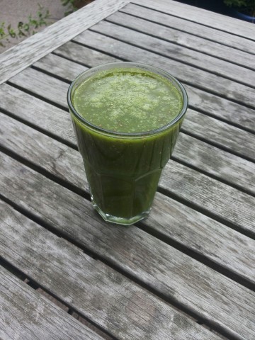Зеленый напиток в стакане