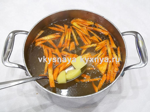 dobavlenie-morkovi-i-kartofelya-v-sup