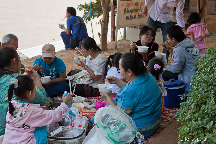 Вся семья за обедом на берегу реки Меконг