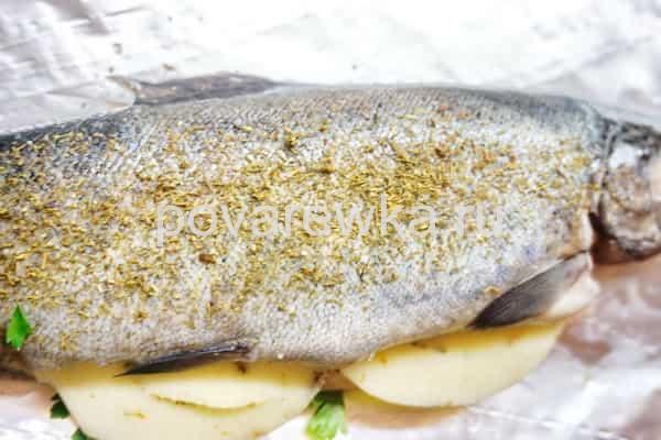 Рыба запеченная с зеленью и сыром со специями