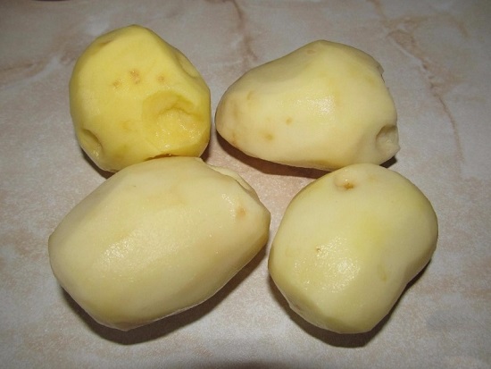 Картофельные клубни очищаем от кожуры