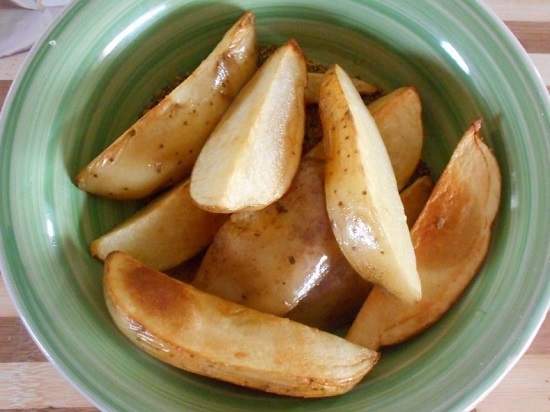 Обжариваем картофельные дольки