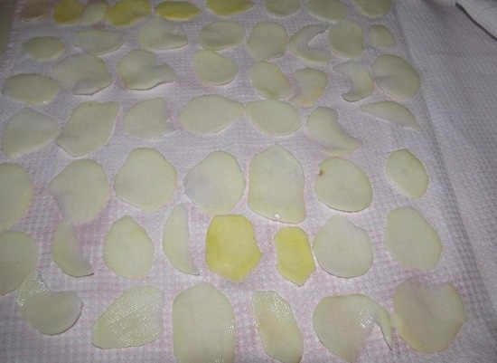 раскладываем картофель на полотенце