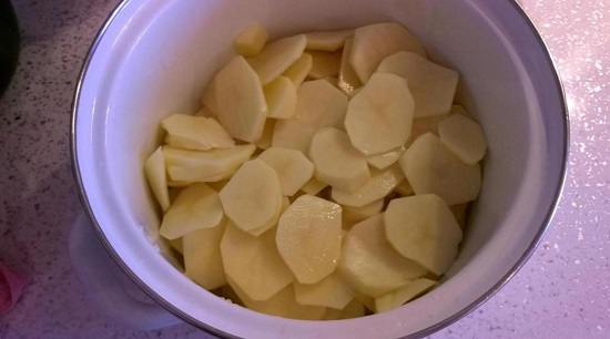Картофельные клубни очищаем, промываем и нарезаем