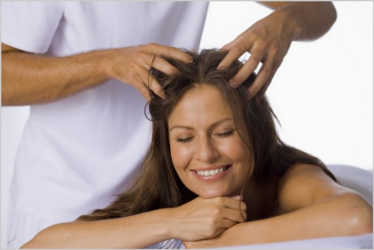 Фото массажа кожи головы. Правильные действия – залог роста волос!