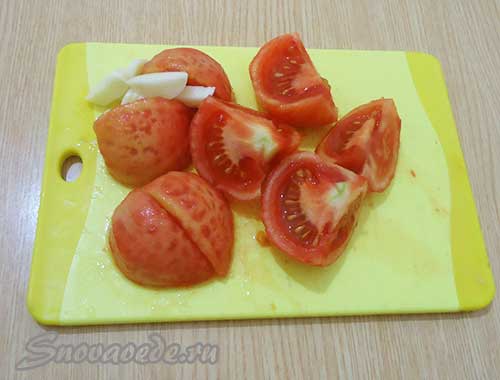 помидоры разрезать на четыре части