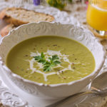 Суп-пюре из листьев цветной капусты и прочей зелени