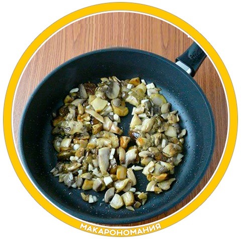 Вкус макарон в сливочном соусе можно разнообразить грибами. Шампиньоны или лесные грибы