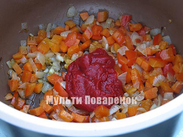 Вливаем томатную пасту к овощам