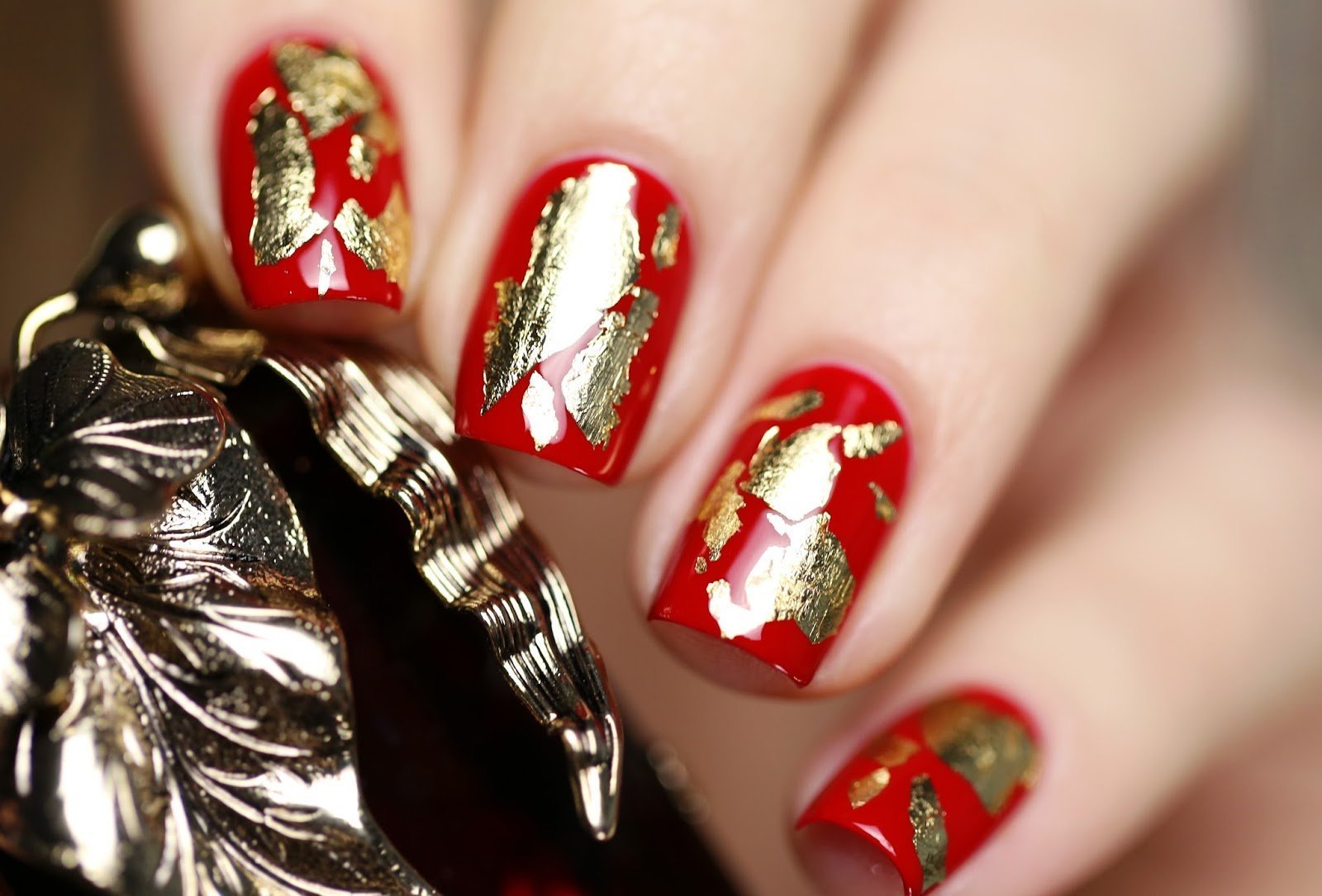 Дизайн ногтей красный с золотом. Красный маникюр с фольгой. Ногти красные с золотом. Маникюр красный с золотом. Красные ногти с фольгой.