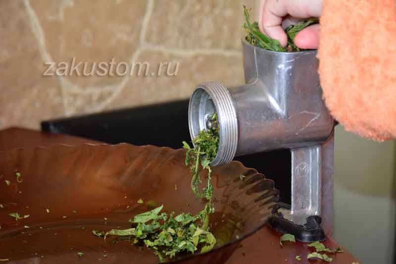 Готовим листья иван чая к ферментации и помощью мясорубки