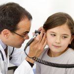 Болит шея у ребенка – как помочь малышу? Что делать если у ребенка болит шея?