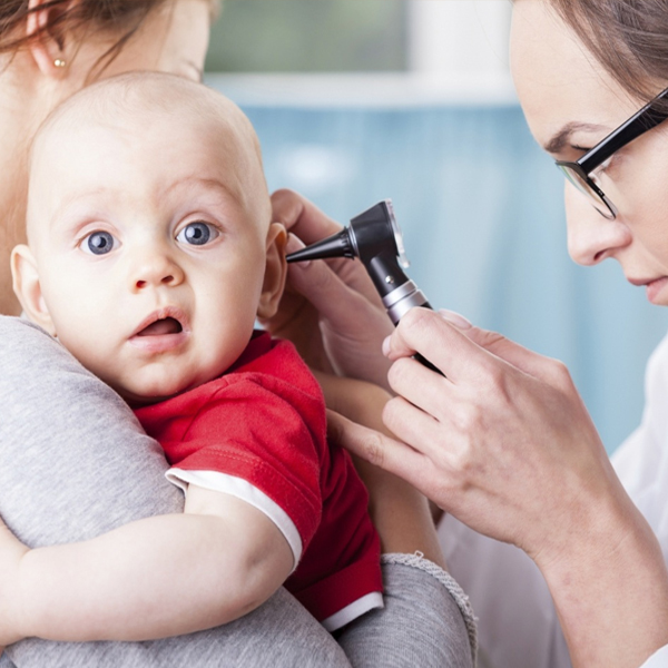Если вы обнаружили, что у младенца болит голова, обязательно покажите его врачу