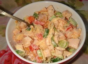 Рецепт салата с кириешками и курицей