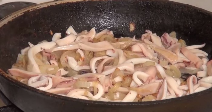 кальмары с луком в сковороде