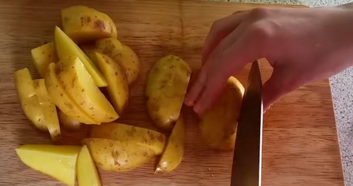 Порезать каждый корнеплод на четыре дольки