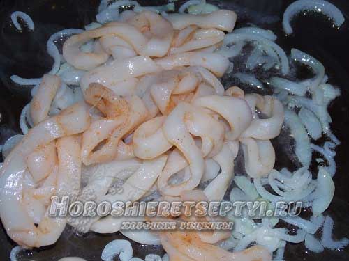 Кольца кальмаров на сковороде