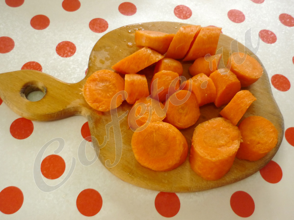 Крупно режем морковь