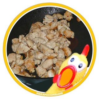 Жарить целое куриное филе необязательно. Вы можете нарезать куриные грудки полосками, кубиками или просто мелко нашинковать. 