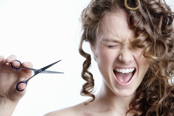 Многих барышень терзают мысли, как подстричься: если волосы вьются и спутываются.