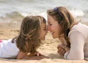 объятие между матерью и дочерью на пляже