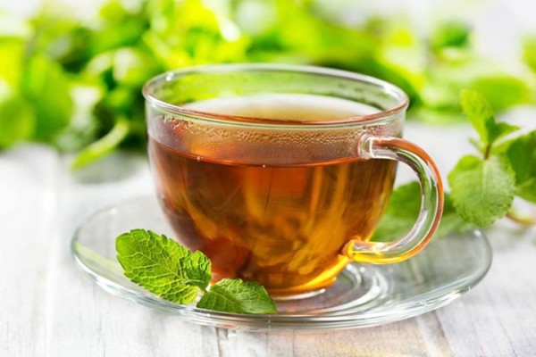 Мятный чай прекрасно помогает справиться с недомоганием