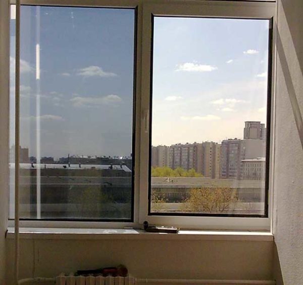 На левой створке окна наклеена солнцезащитная пленка.