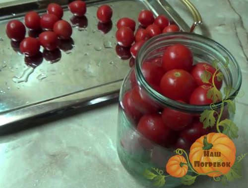 napolnenie-banok-pomidorami-cherri