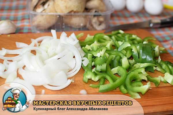 нарезанная луковица и зеленый перец