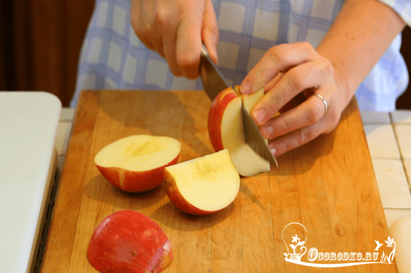 нарезаем яблоки для компота