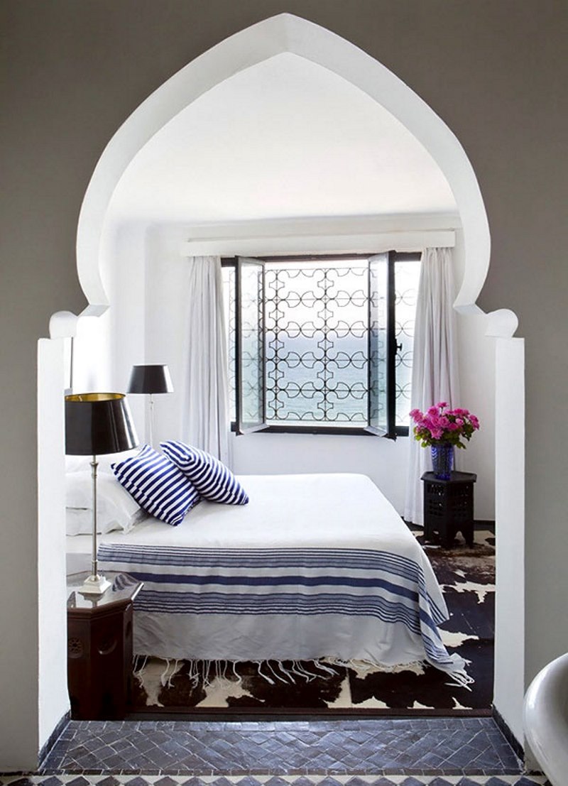 Маленькая спальня в марокканском стиле с аркой