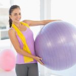 Комплекс действенных упражнений с гимнастическим мячом. Как легко подтянуть свое тело, выполняя упражнения с гимнастическим мячом?