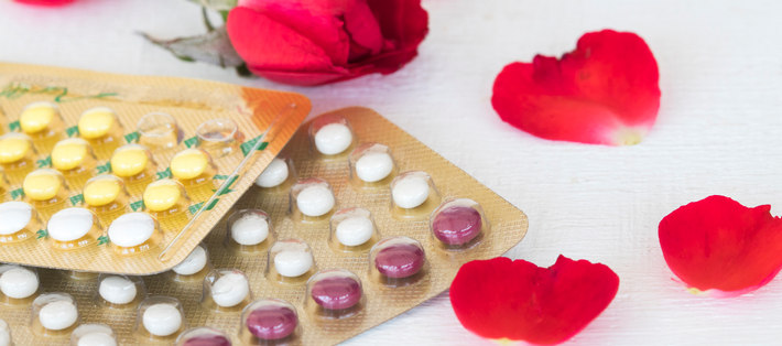 Оральные контрацептивы и лепестки роз