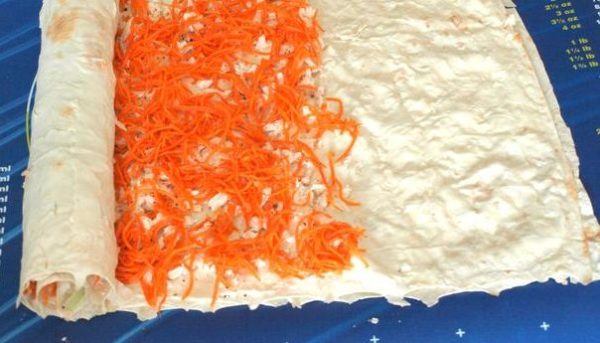 Рулет из лаваша с курицей и корейской морковкой и сыром с фото пошагово