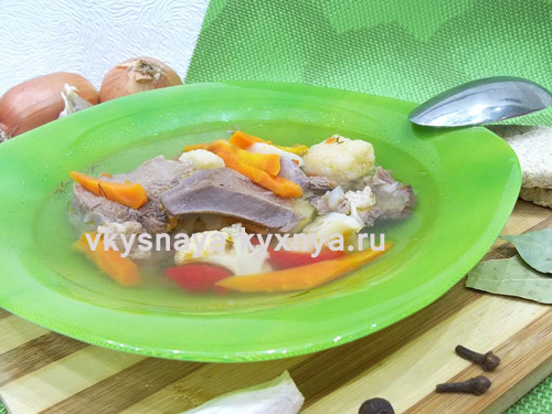 Овощной суп из свиного языка в тарелке