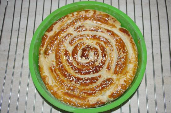 фото красивого пирога из слоеного теста Улитка с сыром и зеленью