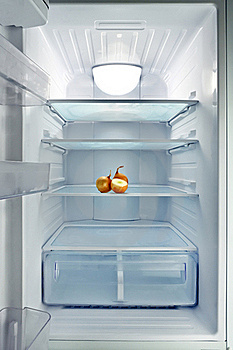 Перед тем как мыть холодильник, из него нужно достать все продукты