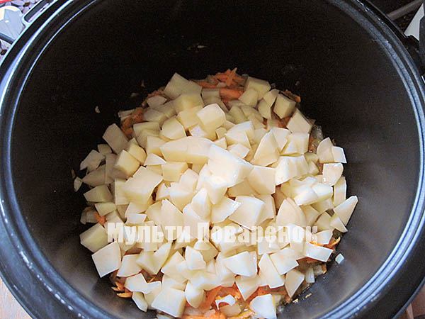 Добавляем в овощи бульон, выкладываем картофель