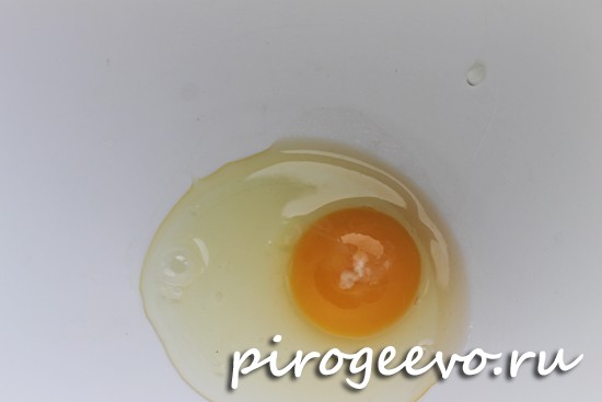 Яйцо разбиваем для приготовления теста для плюшек