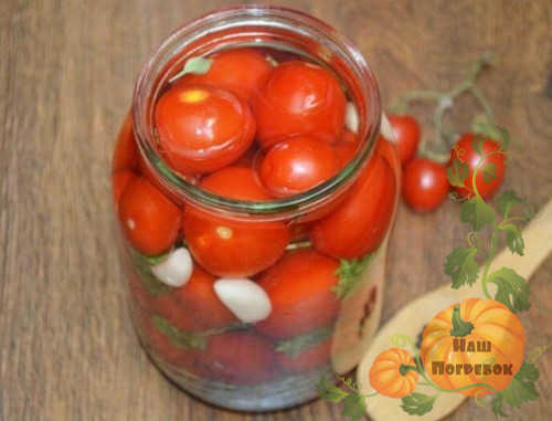 pomidory-cherri-s-lukom-i-chesnokom-za-zimu