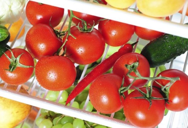 Хранение красных помидоров на полке холодильника вместе с перцем и огурцом