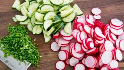 Порезать овощи и зелень
