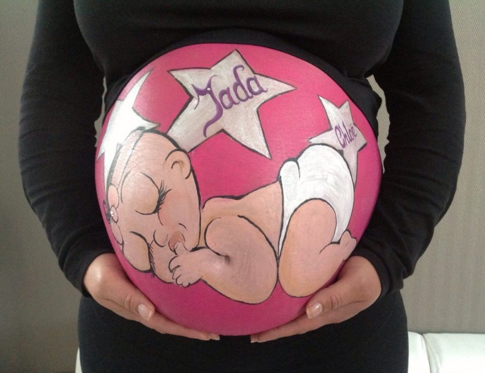 нежный боди-арт на беременном животе